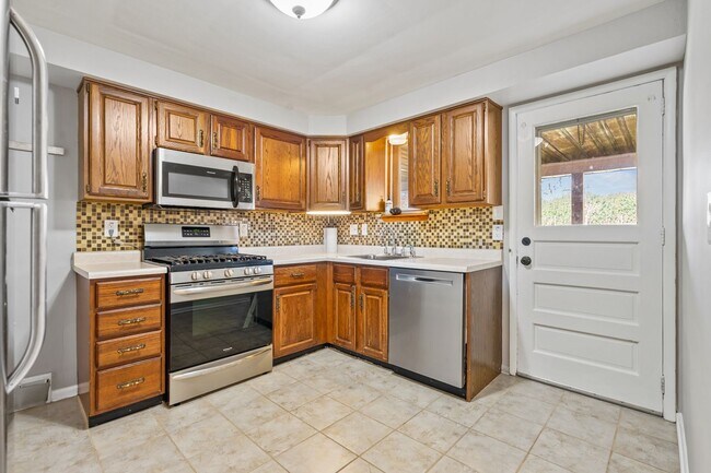 Building Photo - Newly updated 3Bed/1.5bath in West Mifflin