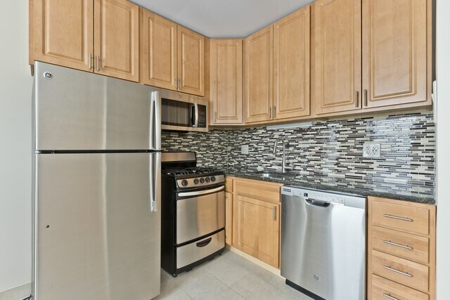 Building Photo - 1824 N Lincoln Park W