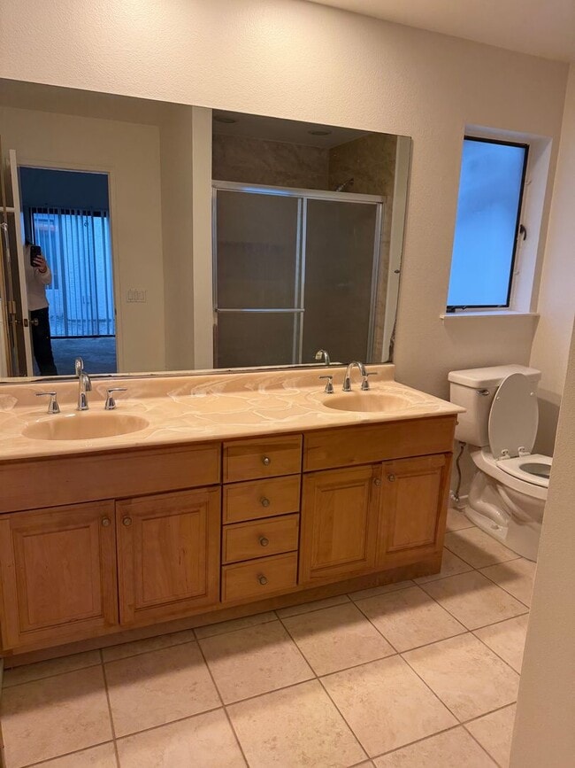 Building Photo - Single story 3 bed, 2 bath home with yard