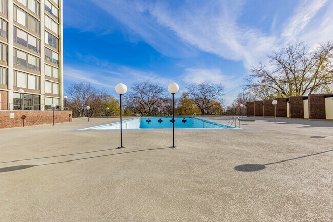 Building Photo - 5455 N Sheridan Rd