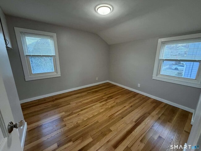 Building Photo - 27 New Hampshire Dr