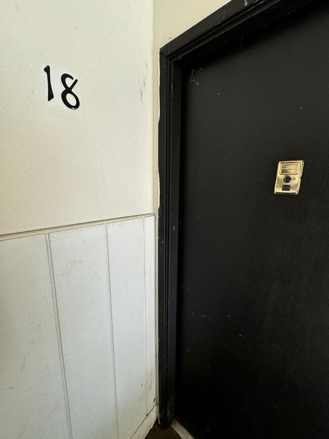 Building Photo - **$750 DEPOSIT + FREE FIRST MONTH'S RENT**Updated Top Floor Unit in Creston-Kenilworth Neighborho...