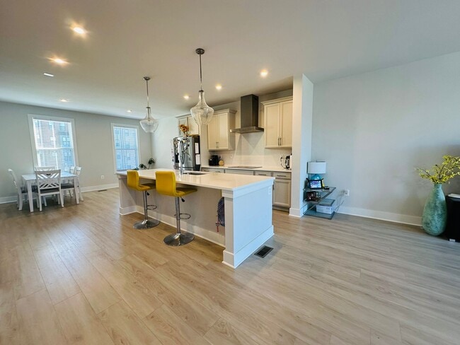 Building Photo - 594 Hazel Dr