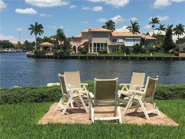 Building Photo - 1160 Hillsboro Mile