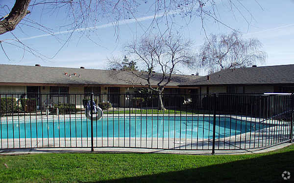 Building Photo - 502 E Calimyrna Ave