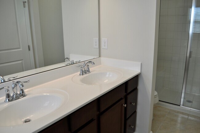 Building Photo - Beaver Creek Commons 3 Bed | 3.5 Bath Town...