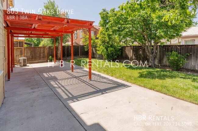 Building Photo - 803 Twin Oaks Dr