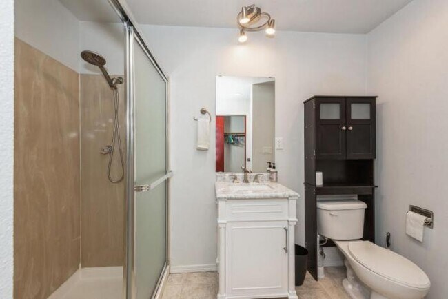 Building Photo - 2 bedroom in Kirkland WA 98034