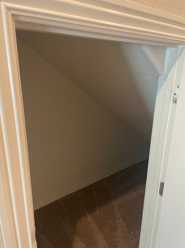 Building Photo - 3-Bedroom, 2.5-Bath TOWNHOME IN ROGERS!!!!