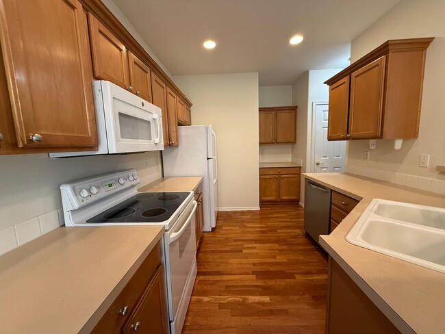 Building Photo - 4 Bed 3 Bath Gated Townhome Near Maplewood Golf
