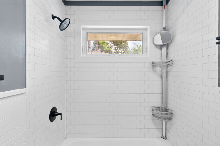Building Photo - 4442 Vera Cruz Ave N