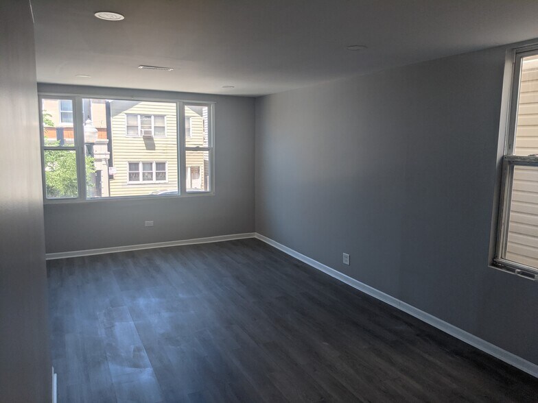 Building Photo - 471 W 26th St
