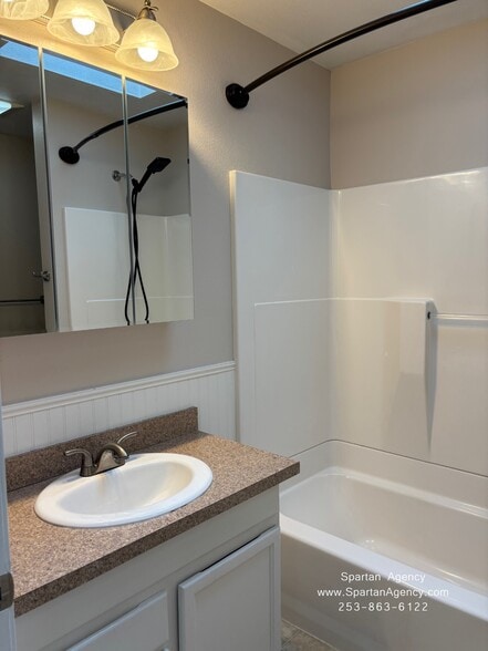 Building Photo - 1405 4th Ave NW