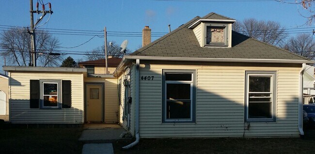 Primary Photo - 2BR SINGLE FAMILY IN HANDY LOCATION, PARKI...