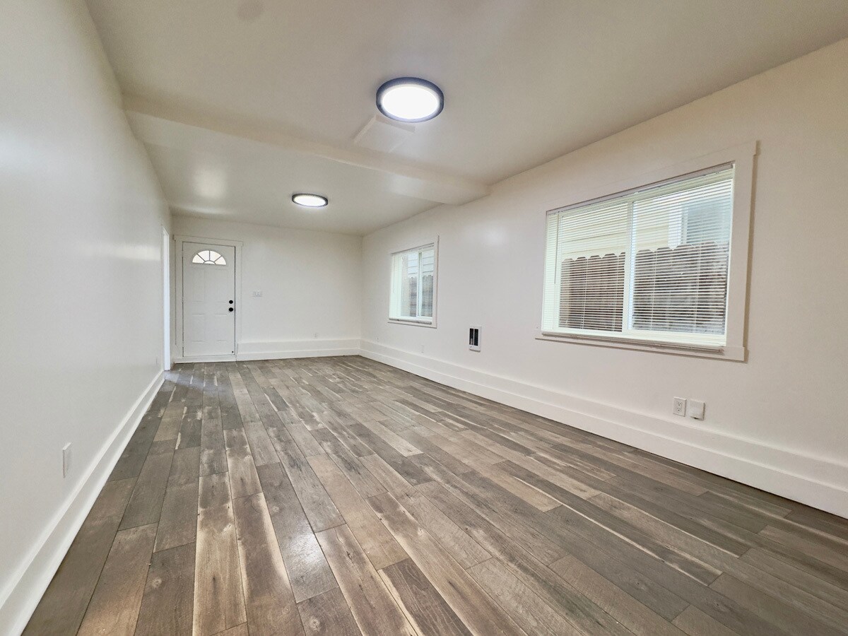 Building Photo - 827 30th St