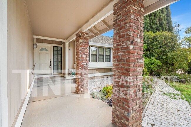 Building Photo - 3065 Cerro Cir