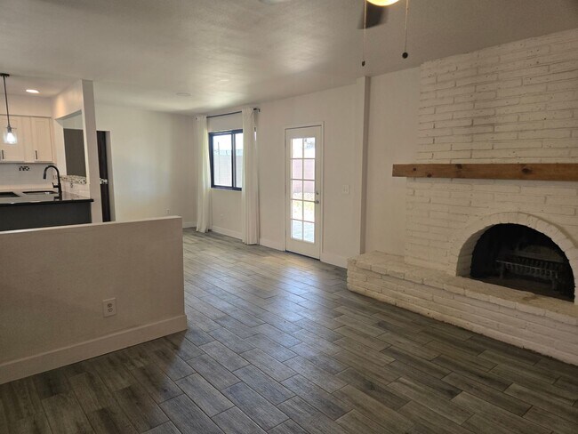 Building Photo - Coming Soon! ?Beautiful 4 bed, 2 bath Home, NO HOA! (Available 05/15/26)