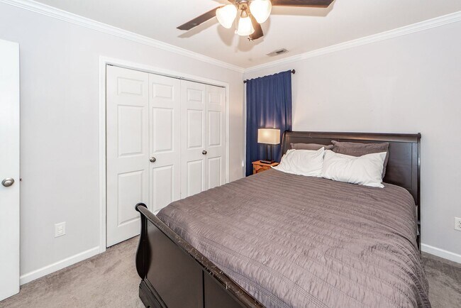 Building Photo - 3 Bedroom 2.5 Bath Single Family Home in S...