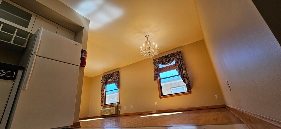 Building Photo - 416 68th St