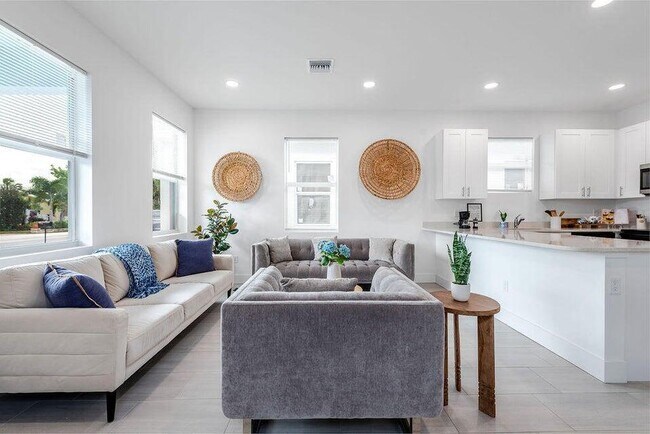 Building Photo - 3514 Hiawatha Ave