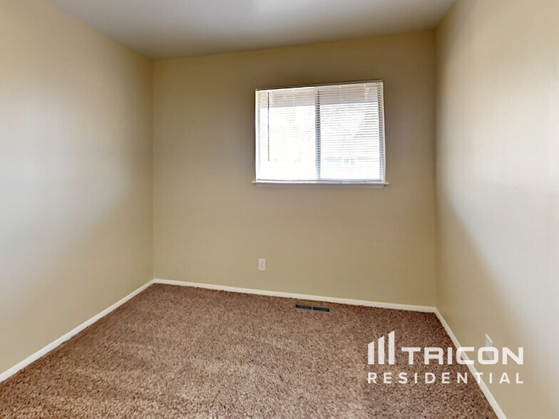 Building Photo - 1355 Royal Dr