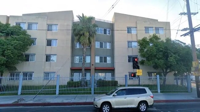 Building Photo - 6050 S Western Ave