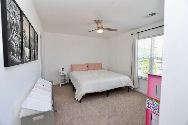 Building Photo - 3260 Matthews Dr