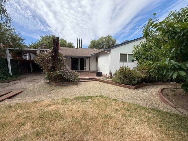 Building Photo - Great 3 Bedroom Walking Distance to American River