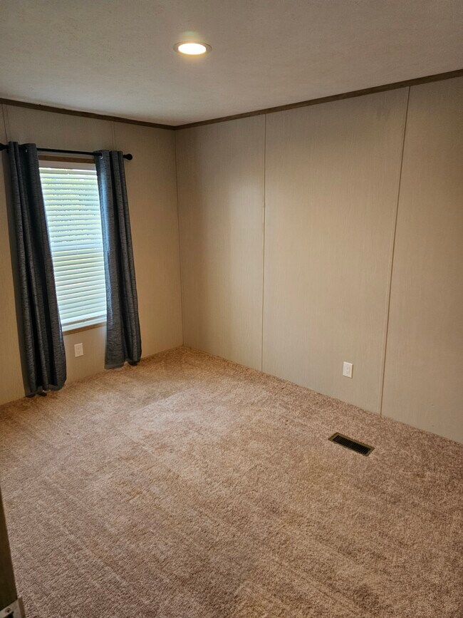 Building Photo - 737 Long Branch Rd