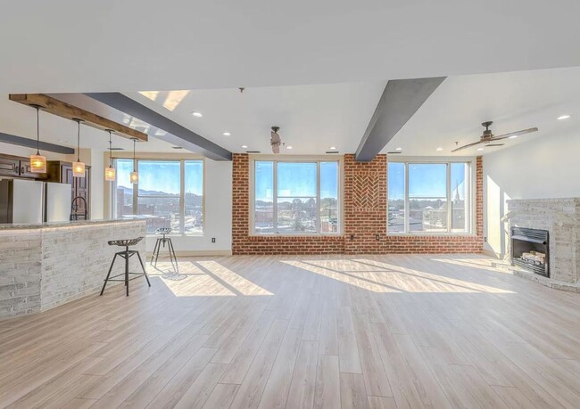 Building Photo - Fabulous 3/3.5 Downtown Loft w/ bonus room...