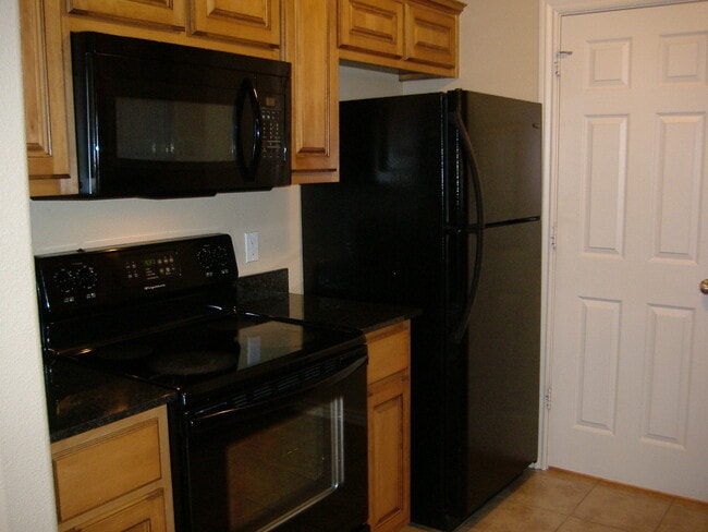 Building Photo - ***898 Oakwood***