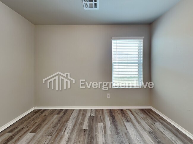 Building Photo - 3500 moraine dr