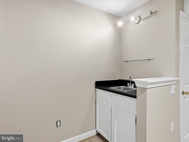 Building Photo - 6055 Meyers Landing Ct