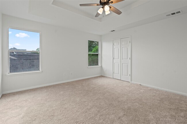 Building Photo - 10908 Sycamore Dr S