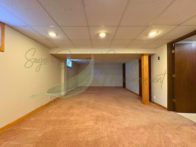 Building Photo - Stylish Blue Springs Home With Fresh Updates & Great Natural Light