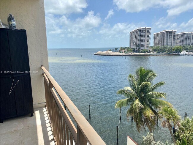 Building Photo - 1632 S Bayshore Ct