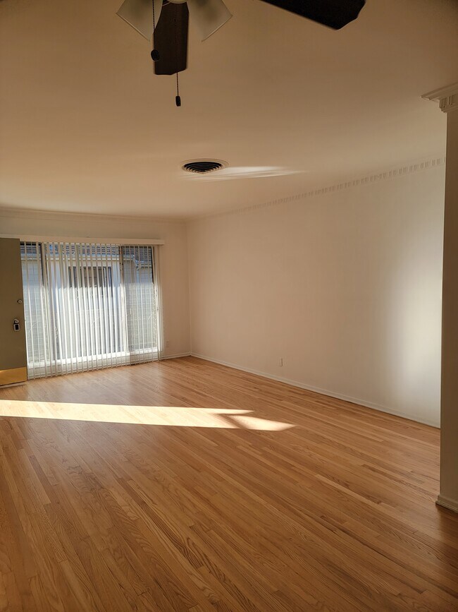 Building Photo - 8206 De Longpre Ave