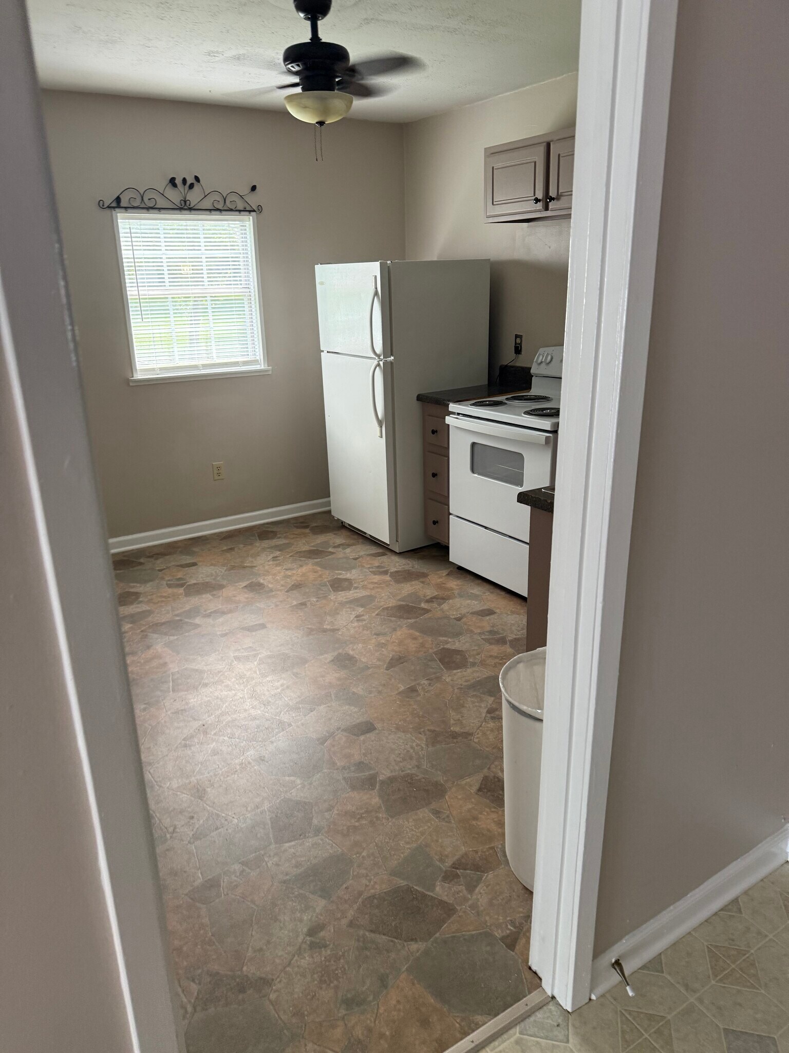 Kitchen - 981 Charlotte Ave