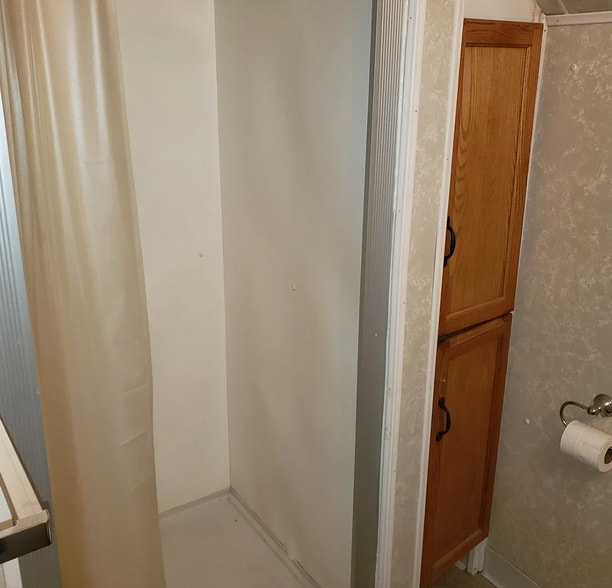 Upstairs 3/4s Bath - 709 N Rowley St