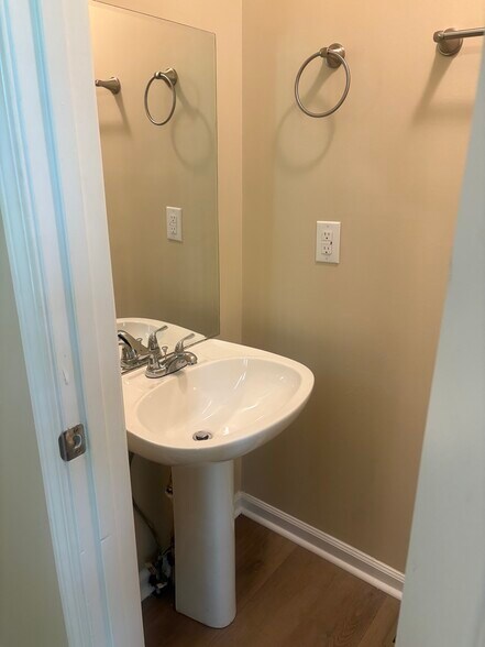 Master bedroom, 1/2 bath with pedestal sink - 1039 N Lakeshore Dr