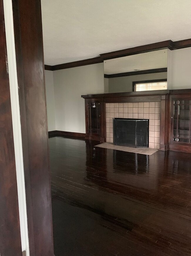Building Photo - Brick Home W/ Garage