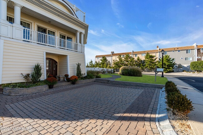 Building Photo - 2 Tradewinds Ln