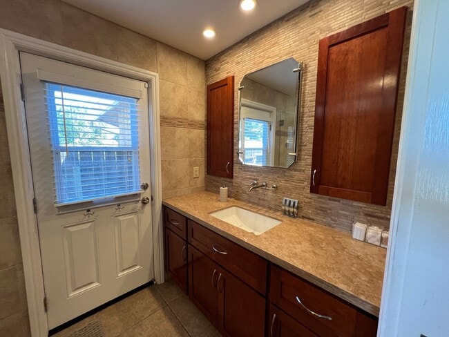 Building Photo - Stunning Country property in Oakdale!