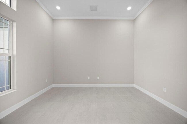 Building Photo - 5741 Beechnut Dr