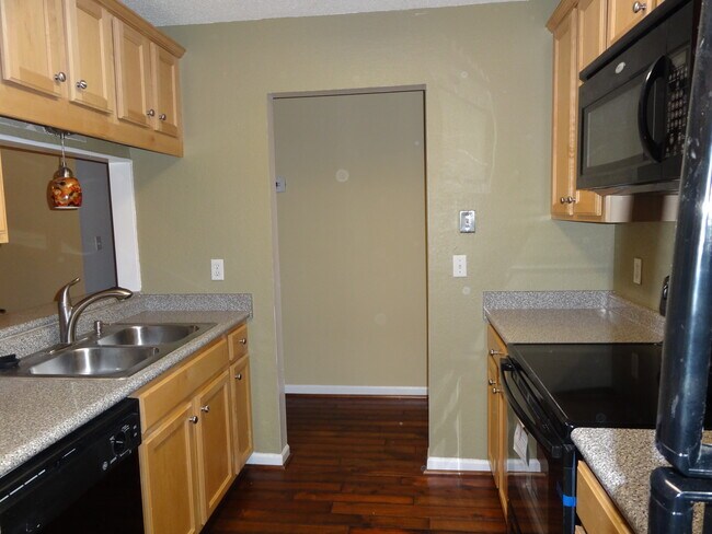 Building Photo - 303 Morning Sun Dr