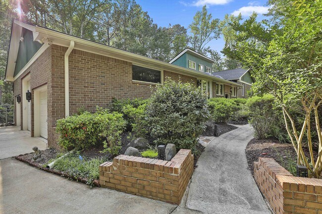 Building Photo - 120 Tall Pine Dr