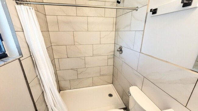 Building Photo - Annual fully remodeled unfurnished spacious 3/2 duplex in Bradenton.