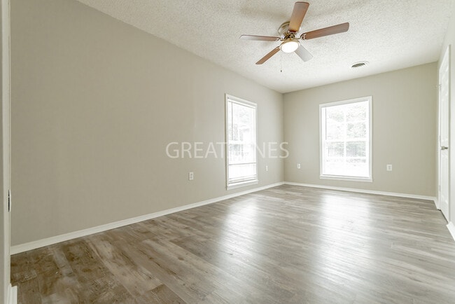 Building Photo - REDUCED!