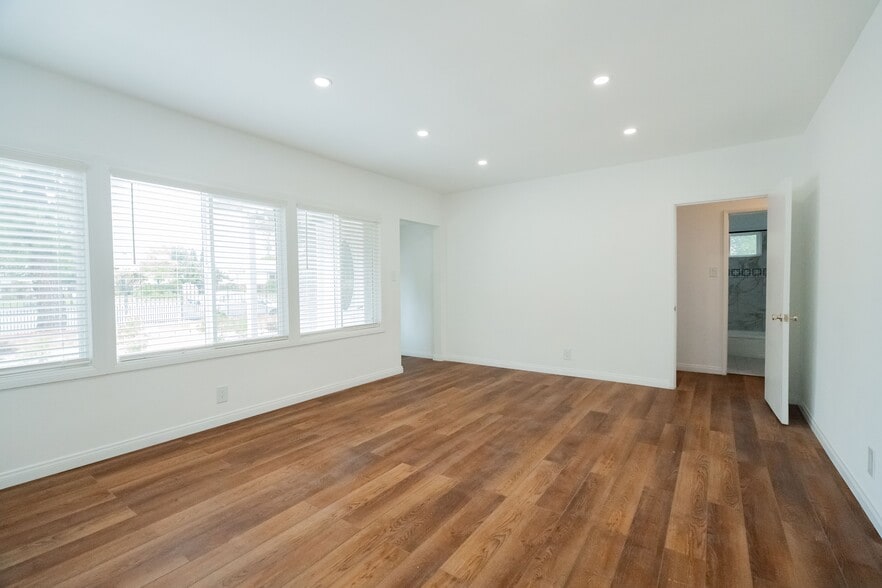 Building Photo - 15942 Devonshire St