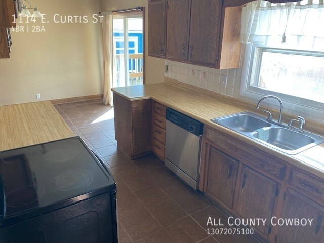 Building Photo - 4 Bed, 2 Bath, 1 Garage